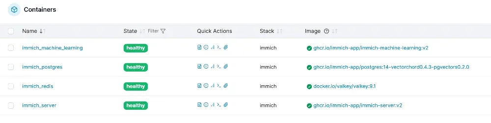 Les 4 services d'Immich en action sous Docker
