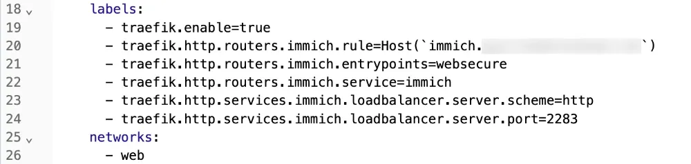 Les labels Traefik sont posés uniquement sur immich-server et sont la partie la plus importante à personnaliser.